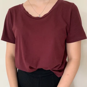 T-shirt i storlek M - T-shirt ifrån Gina Tricot. Nypriset var 149 kr och säljer nu för 80 kr. Kan mötas upp eller skicka.