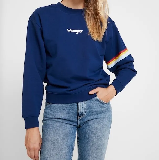 Skitsnygg tjocktröja från Wrangler, storlek S men den är rätt oversized😋💕köpt på junkyard för 599kr förra sommaren men har knappt använt den sen dess. Frakt tillkommer men kan även mötas upp i stockholm💓💓 pris kan diskuteras vid snabb affär. Hoodies.