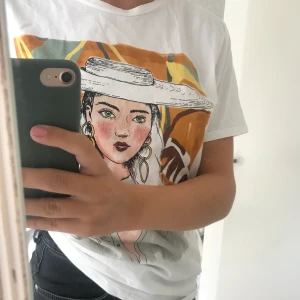 Oversized t-shirt - T-shirt med tryck från zara. Storlek L. Sitter snyggt oversized på mig som vanligtvis har storlek S. 