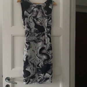 Klänning  - Storlek 34