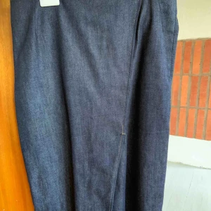  - Kjol från Filippa K! Typ jeansmaterial. Pris kan alltid diskuteras. Hör av dig för fler bilder eller frågor 🥰