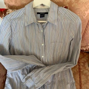  - Skjorta från gant! Kan mötas i Uppsala eller frakta. Hör av dig för fler bilder eller om du har frågor 🥰