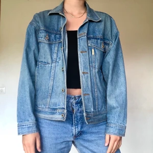 Jeansjacka från Dobber - Jeansjacka från Dobber, storlek okänd, men skulle beskriva passformen som en 38, snygg som oversize! Något urtvättad i färgen. 