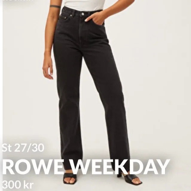 Säljer de här populära byxorna från Weekday i min absoluta favorit modell Rowe! Köpta här på plick nyligen men råkade köpa fel storlek! Kan skicka fler bilder. Köparen står för frakt!. Jeans & Byxor.
