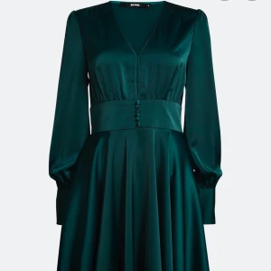 Klänning  - En mörkgrön klänning som passar perfekt för fest och nyår, storlek XS, jag skulle haft den förra nyår men när jag precis hade köpt den och skulle prova den fick jag inte ens på mig den och min ångerrätt hade gått ut. Så den är helt oanvänd👗 Frakt ingår 