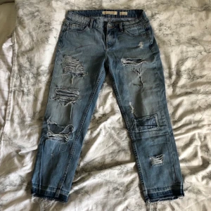 Lågmidjade håliga jeans  - Skitsnygga jeans med söööta detaljer!! 👩🏼‍🎤❤️