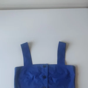 Topp från Weekday - Kort mörkblå topp med knappar fram. Superfin men tyvärr för liten för mig. Använd 1 gång. Köpt förra sommaren. Kan även skickas, jag står för frakten. 