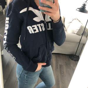 Super mysig hoodie från Hollister. Lite mer åt de ”oversized” hållet. Pris går att diskutera.