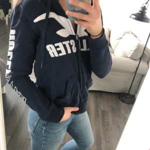 Hollister Hoodie - Super mysig hoodie från Hollister. Lite mer åt de ”oversized” hållet. Pris går att diskutera.