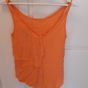 Fräscht sommarminne i fin orange nyans  - Stl XS/S. Märke Mango. Använt någon enstaka gång. 