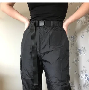 Shein byxor  - Jätte snygga byxor från shein som är köpta här på Plick men tyvärr för stora för mig... Så nu säljer jag dom! Jag betalade 94 kr men säljer för 90 ev 85 inc frakt!(Dom två första bilderna är inte mina)