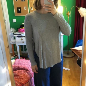 Exklusiv myströja  - Exklusiv myströja från Esprit i grått, otroligt skönt material och med slits på båda sidor 🌼 Kan mötas eller leverera 