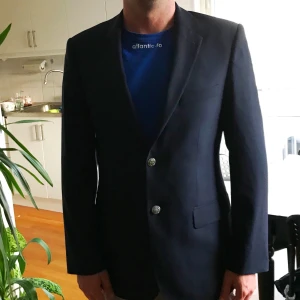 Fin kavaj från  BERKELEY stolek L - Färg : svart -material Ull,viskos kroppstyp : man // övrigt : stolek saknas, uppskattas L .