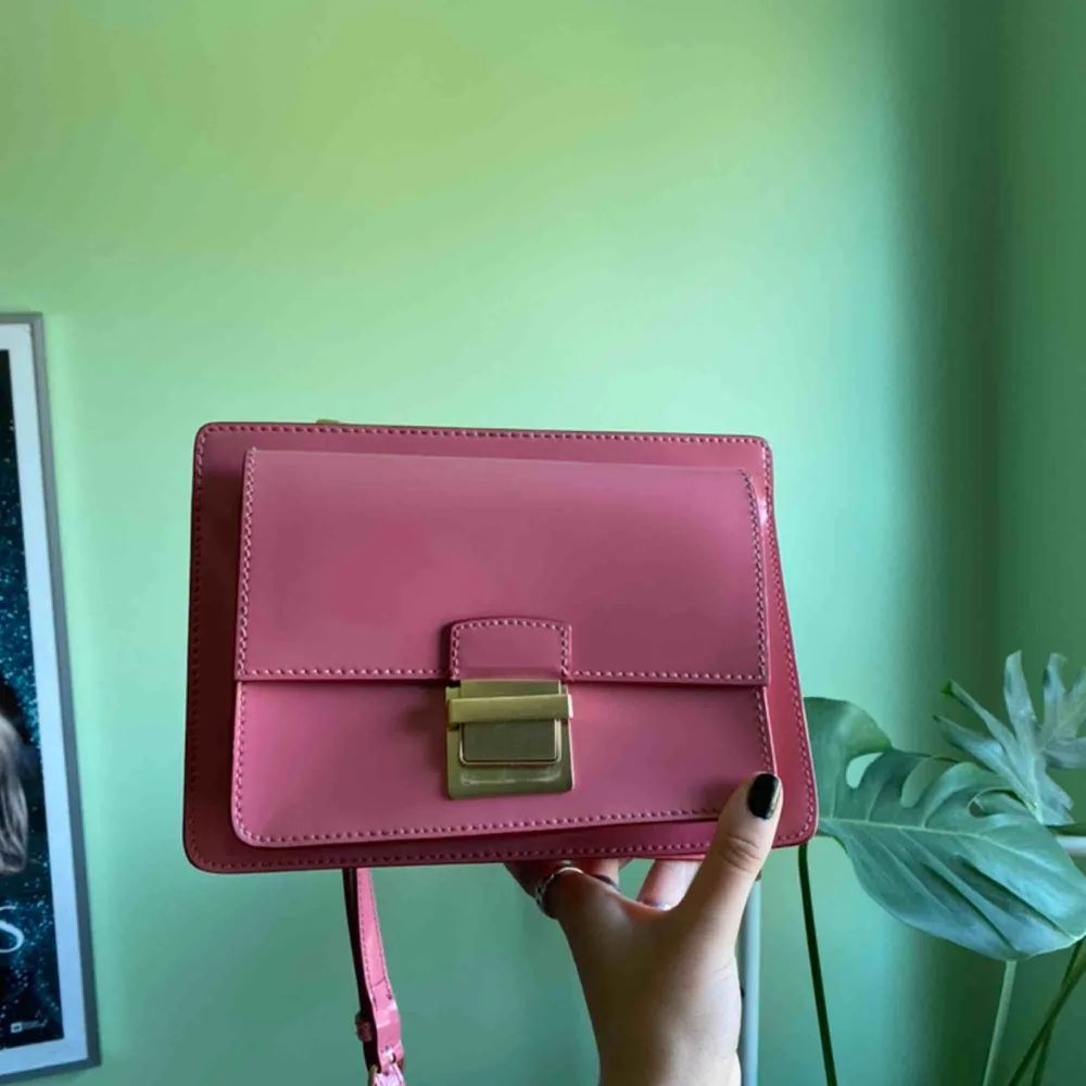 En fin liten rosa väska! Praktisk som tusen och superfin! Om du undrar något så är det bara att skriva :). Väskor.