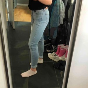  - Ljusblåa Levis 710 super skinny jeans i storleken w26 l30. Bra skick!🙌🏼
