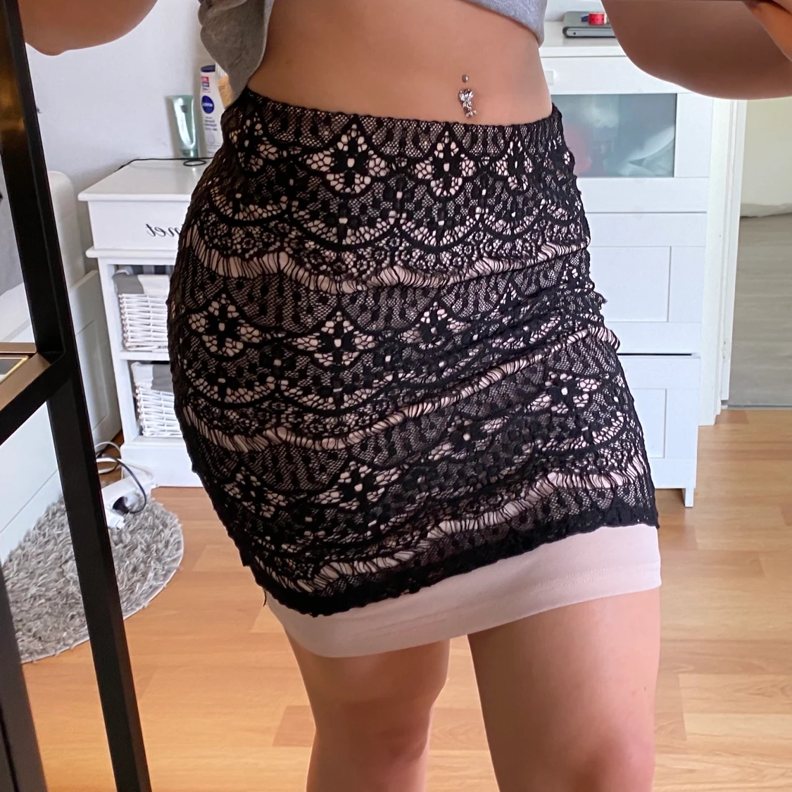 Beige kjol med svart spets detalj 