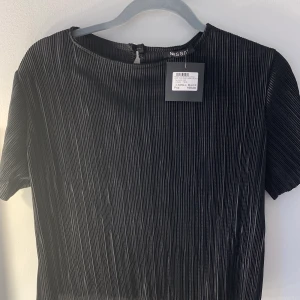 En super gullig t-shirt  - En helt oanvänd t-shirt som är super gullig och passar till vad som helst den är i storlek XS men skulle säga att den passar bra på en S också lite ribat material 