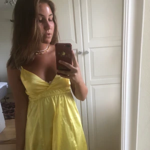 Silkesklänning  - Silkesimitation som är så bekväm och sitter jättefint, slutar åvanför knäna. Frakt tillkommer