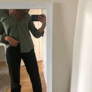 Skjorta - Snygg grön skjorta från hm med lite detaljer på, använd endast några gånger💕💕frakt tillkommer!