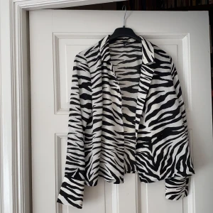 Zebramönstrad kavaj - Zebramönstrad kavaj i chiffongmaterial