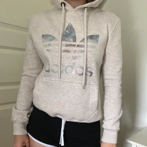 Adidas hoodie💗 - Super fin & bekväm hoodie ifrån Adidas. Helt felfri och super bra skick. Aldrig kommit till större användning. Frakt tillkommer🦋🦋 (skriv för fler bilder om de önskas)