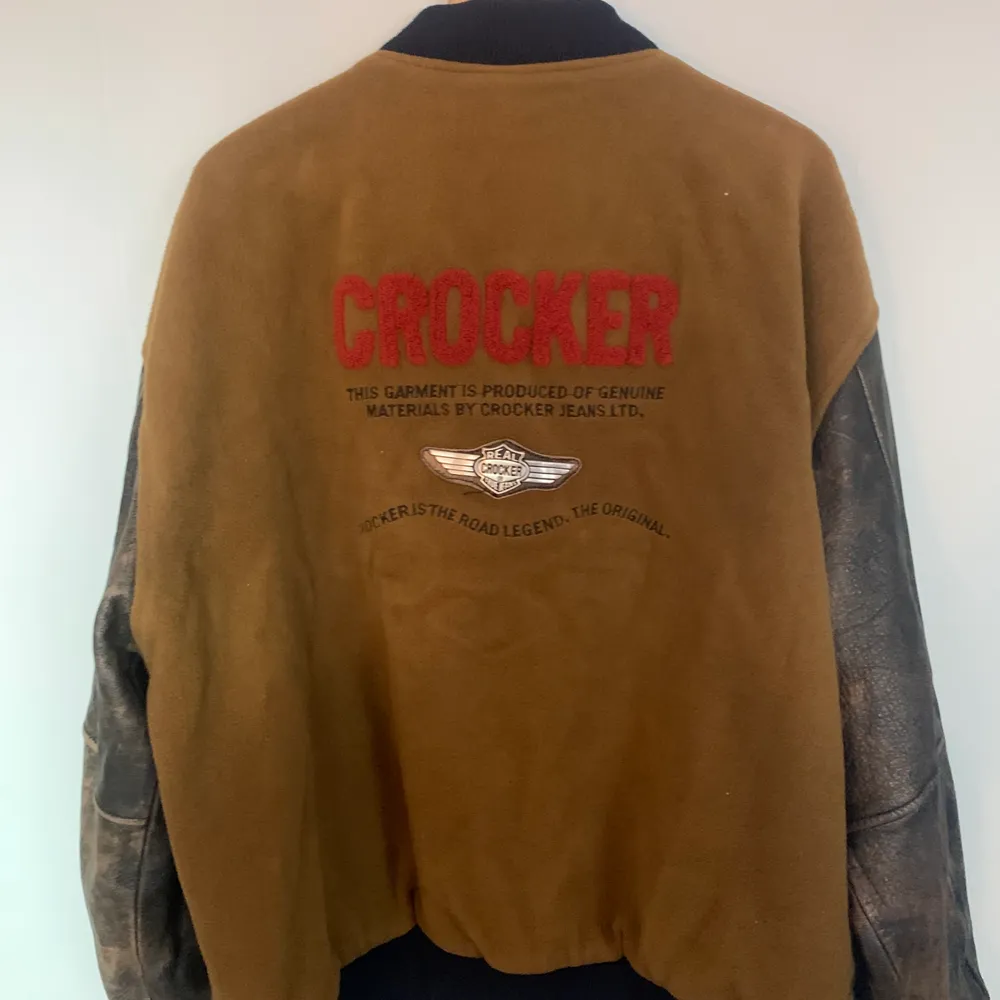 Vintagejacka i märket Crocker i storlek XL. Slitage vid den vänstra fickan. Jackor.