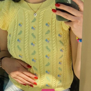 Zara tröja med broderade blommor  - Säljer denna jättesöta tröjan från zara med broderade blommor. Helt ny, lapp kvar. Slutsåld överallt. Har blivit massa krångel med budgivning så säljer den direkt till första person som kan betala 225+55kr spårbar frakt, orginalpriset ligger på 260:) 