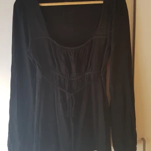 tunika i strl L - fin svart tunika från ginatricot i strl L, men passar nog en M också. nästan aldrig använd, bra kvalitet. 100kr + frakt. 