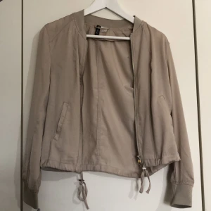 Tunn jacka i beige - Superskönt jacka till sommaren i beige färg. 