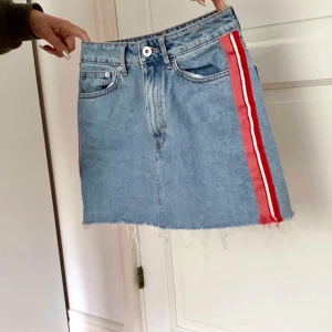 Kjol ifrån Zara  - Slutsåld knappt använd kjol ifrån zara. Storlek XS. Säljs pga något tajt i rumpan för mig. Köparen står för frakten!