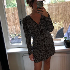 Klänning Ivyrevel  - Jättefin klänning från Ivyrevel, passar storlek 34-36. Använd en gång. Nypris 799 kr. Frakt tillkommer 45 kr.