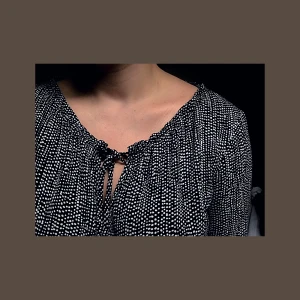 Prickig blus med knytning vid halsen S - Prickig blus med knytning vid halsen och resår i midjan. Superskön och fin. Bra skick, Jag bjuder på frakten 🥰🍃