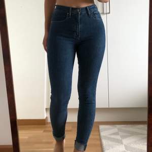 high waisted, stretchbar jeans ifrån Levis i storlek 27