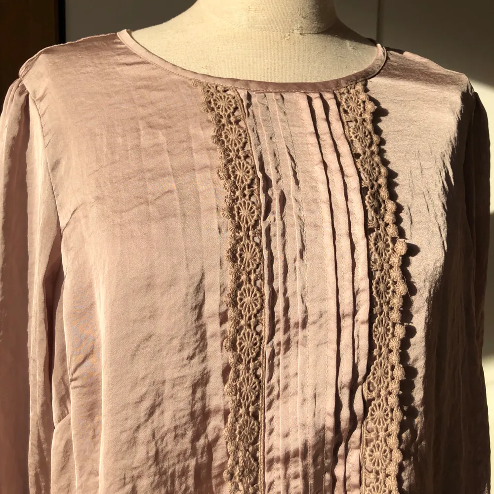 Denna blus känns lyxig på kroppen med sitt silkes-liknande material 🤩 Superfint kvalité och sött broderi i mitten. Storlek L från Indiska. OBS: ser rosa ut på bilderna men är mer brun-beige i verkligheten. . Blusar.