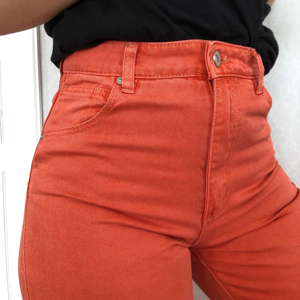 Orangea highwaist jeans med capri-längd för. Säljer pga lite för små för mig. Köptes för 800 kr i höstas. Frakt tillkommer. Jeans & Byxor.