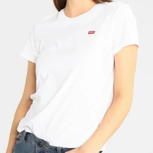 LEVI'S Perfect Tee White - Snygg helt ny oanvänd T-shirt med logotyp från LEVI'S. - Mjuk, stretchig kvalitet - Rundad halsringning - Logotyp framtill