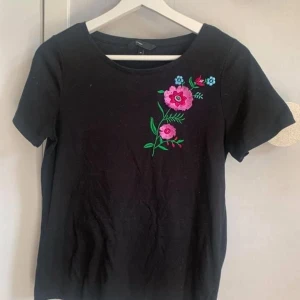 T-short från Vero Moda - I storlek XS. Köparen står för eventuell frakt! 🌸 hör av dig till mig om fler bilder önskas eller om du har någon fundering💕💕