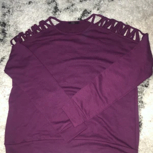 New Yorker strl S - En mörk lila tröja med coola hål vid axlarna och lite mer nedåt från New yorker. Köpte för 219kr och säljer för 140kr ink frakt (60kr). Använt runt 2 gånger.