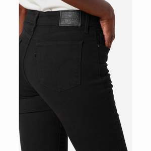 Lågmidjade Levis jeans  Nypris 999kr  Använda men ser relativt nya ut, säljes pga av användes inte längre. 