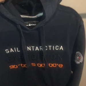 Sail Racing hoodie  - Hej säljer min 2 år gammla sail racing hoodie för tröttnat på den. Den är super skön och väldigt bra kvalitet. Helt okej skick inga skador. Storlek L men passar också M (Nypris 1100kr) 