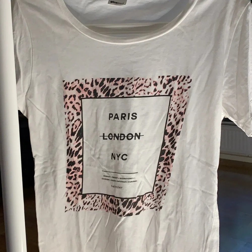Fin T-shirt från Gina Tricot i strl S. Aldrig använd, frakt tillkommer vid köp. 💞. T-shirts.