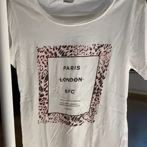Fin T-shirt från Gina Tricot i strl S. Aldrig använd, frakt tillkommer vid köp. 💞