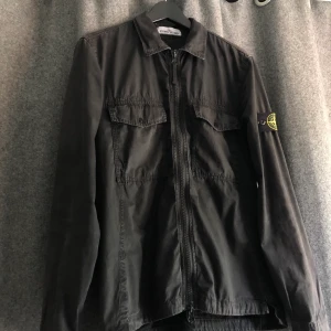 Stone Island overshirt - Säljer en Stone Island overshirt i size small. Den är i gott skick och har inte använts alltför mycket. Den är flawless förutom den fläcken som syns på bild 3, den syns dock inte vid användning. Tar bud ifrån 2000 och sätter bin på 2200. Hmu vid intresse!