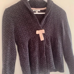 Kofta - Säljer denna gulliga kofta från mywear! Storleken är 146-152 🦋🌸💗