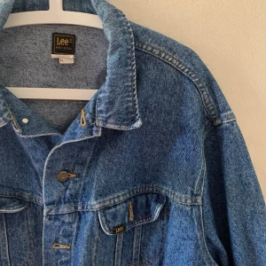 Jeansjacka XL - Lee jeans jacka i storleken XL som ej kommer till användning. But kan diskuteras, hämtas i Farsta C 