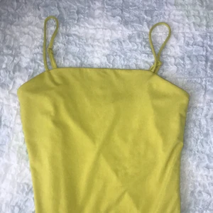 Gult är funt 🌼 - •En fiin body i senapsgul färg med justerbara band.                            •Använd men ser ut som ny & köpt från bikbok(nytvättad)    •Med knappar i skrevet o string.                          •Frakt tillkommer.