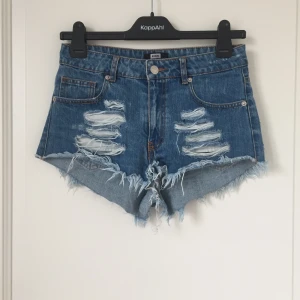 Jeansshorts  - Jeansshorts från bikbok storlek S. För stora på migvid midjan. Möts upp i Stockholm och tar bara emot kontanter😊💕