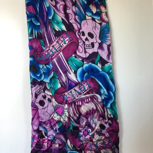 Christian Audiguiere scarf siden  - Få till en autentisk 00tals outfit med en siden Ed Hardy sjal! Ed Hardy bara av personer som Paris Hilton osv 💜💙
