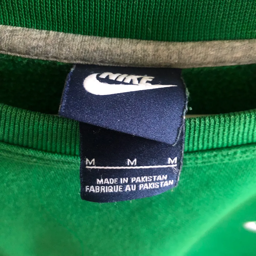 Skitsnygg tröja från Nike, härlig grön färg. Kommer ej till användning. Herr modell i M, passar mig bra som är S om man vill ha lite oversized och långa armar. Köparen står för frakten 🤍. Tröjor & Koftor.