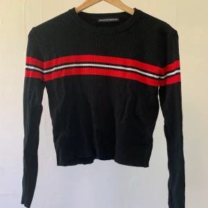 Tröja - Tröja från brandy Melville, har ett litet hål på axeln som syns på bild två. Syns inte när man har på sig tröjan